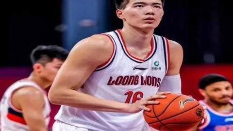 国足客场不敌沙特，热议话题微博热议榜持续领跑