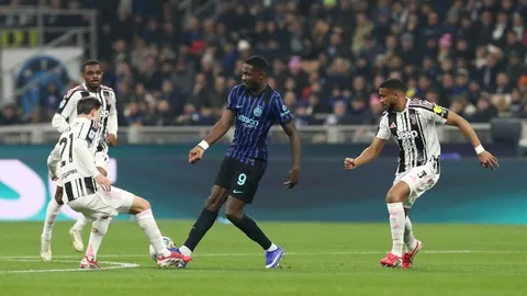 丰塞卡勇闯澳网赛场，击败卢布列夫展现少年无畏